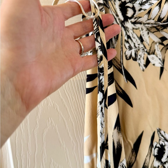 Guess Wrap Hi-Lo Wrap Tropical Print Skirt size Medium - Picture 4 of 5